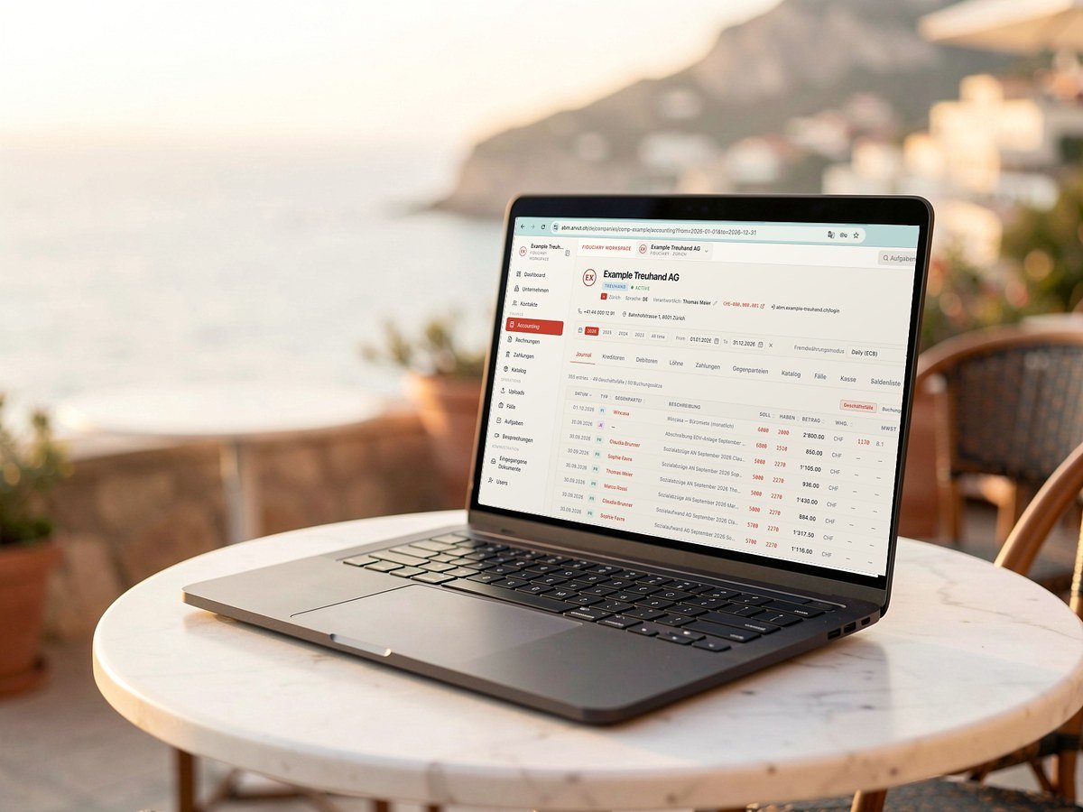 Ein AWC-Notebook auf einem Café-Tisch am Meer
